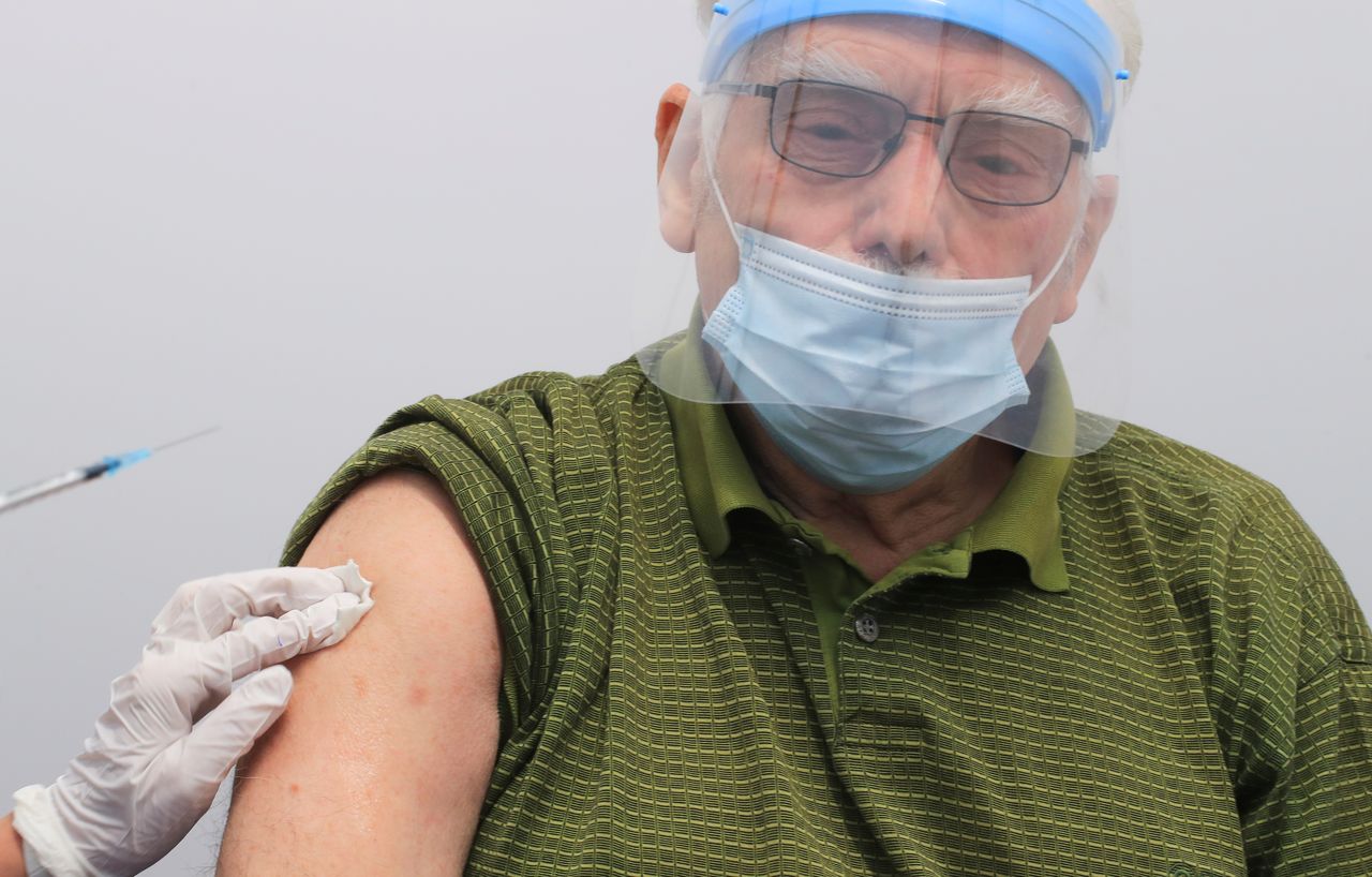 رجل يحصل على تطعيم ضد كوفيد-19 في كولونيا بألمانيا يوم 23 نوفمبر تشرين الثاني 2021. تصوير: فولفجانج راتاي - رويترز.
