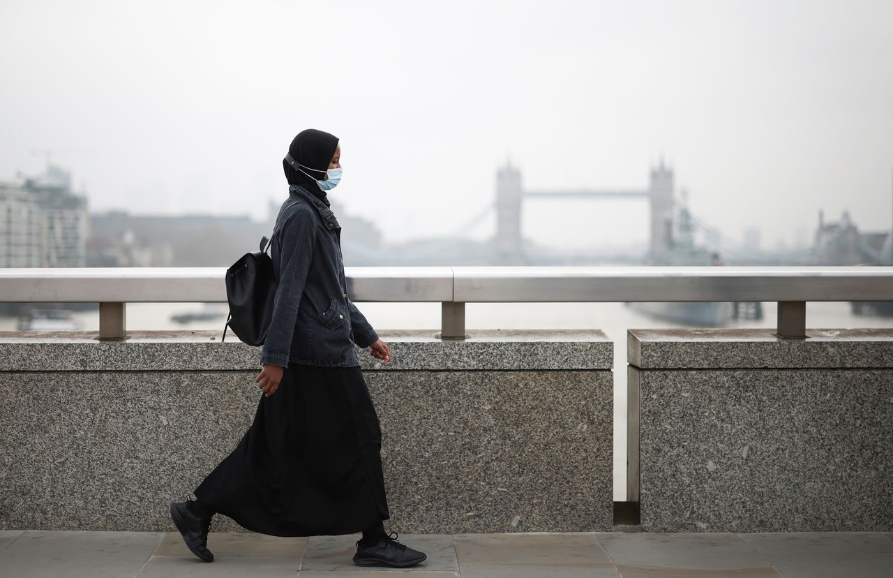 امرأة تضع كمامة للوقاية من فيروس مورونا تسير في لندن - صورة من أرشيف رويترز