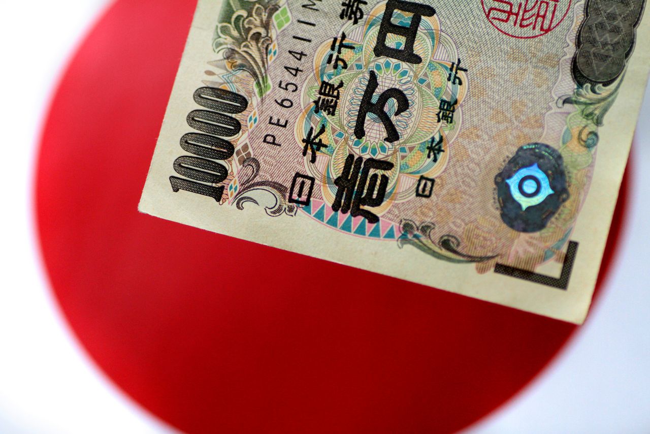 ورقة نقد فئة 10 آلاف ين ياباني في صورة من أرشيف رويترز