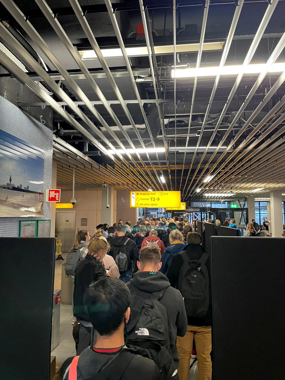 مسافرون يقفون في صف للخضوع لفحص للكشف عن فيروس كورونا في مطار سخيبول في أمستردام يوم الجمعة. صورة حصلت عليها رويترز من وسائل التواصل الاجتماعي.