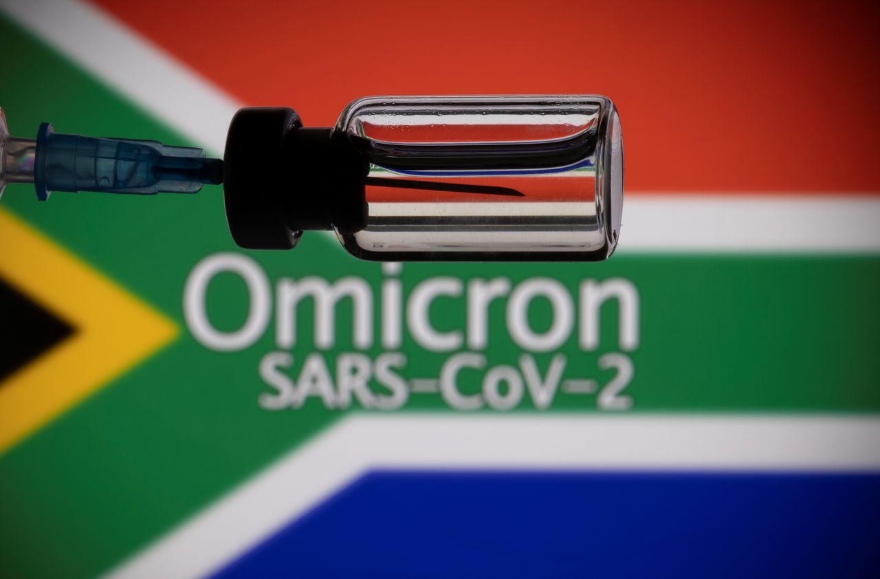 قارورة ومحقن أمام علم جنوب افريقيا وكلمة "أوميكرون" في رسم توضيحي بتاريخ 27 نوفمبر تشرين الثاني 2021. دادو روفيتش.