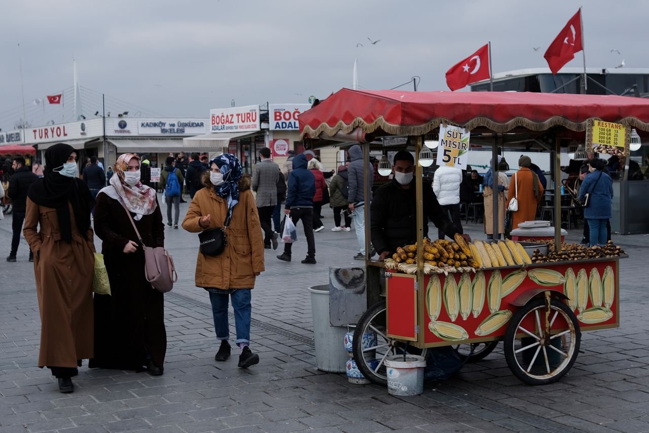 أشخاص يضعون كمامات في اسطنبول بصورة من أرشيف رويترز.
