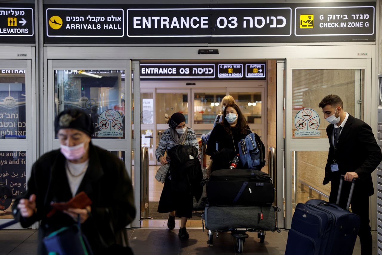 مسافرون يخرجون من مطار بن جوريون الدولي في إسرائيل يوم الأحد. تصوير: أمير كوهين - رويترز.