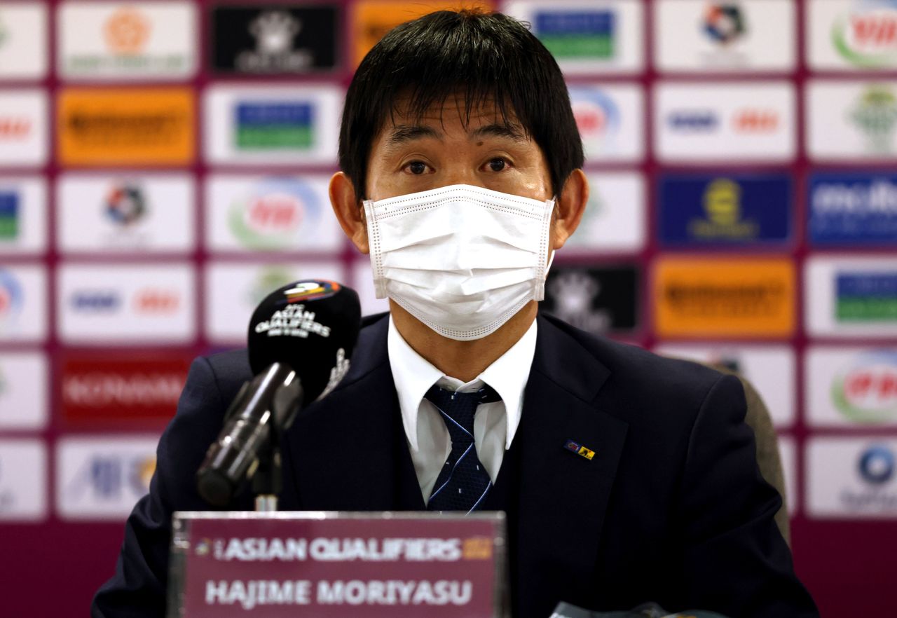 مدرب المنتخب الوطني الياباني لكرة القدم هاجيمي مورياسو في مؤتمر صحفي في مسقط يوم 16 نوفمبر تشرين الثاني 2021. تصوير: أحمد يسري - رويترز