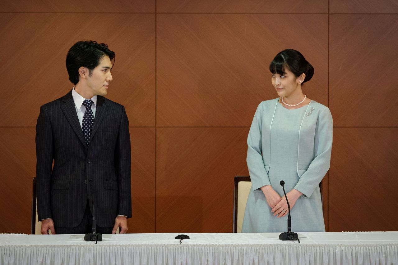 الأميرة اليابانية السابقة ماكو زواجها من كي كومورو في مؤتمر صحفي في طوكيو بصورة من أرشيف رويترز.