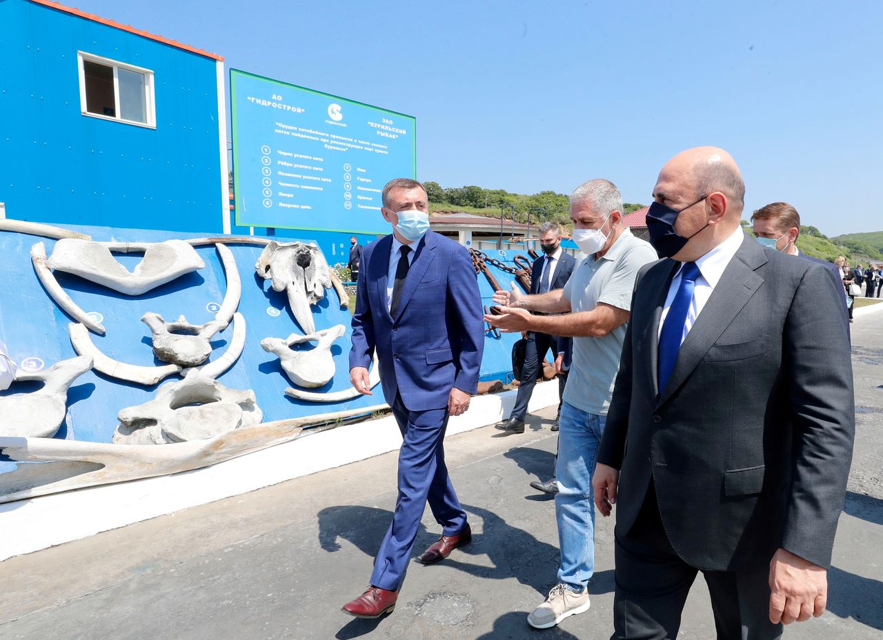 رئيس الوزراء الروسي ميخائيل ميشوستين يزور مجمع معالجة الأسماك في جزيرة كوريل الجنوبية في إيتوروب، روسيا، 26 يوليو/ تموز، 2021. سبوتنيك / دميتري أستاخوف / رويترز.