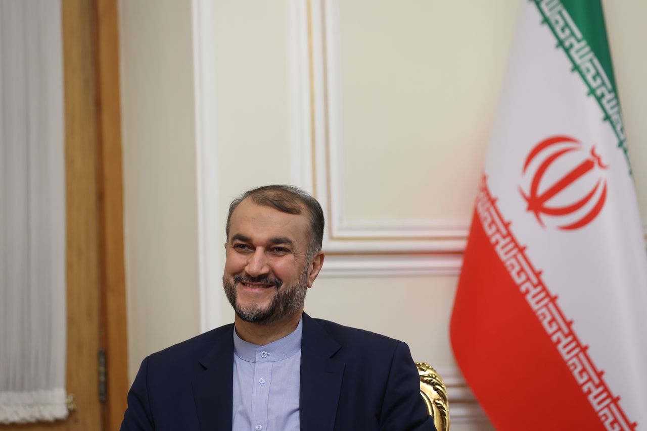 وزير الخارجية الايراني حسين أمير عبد اللهيان خلال اجتماع في طهران يوم 23 نوفمبر تشرين الثاني 2021. صورة لرويترز من وكالة أنباء غرب آسيا.