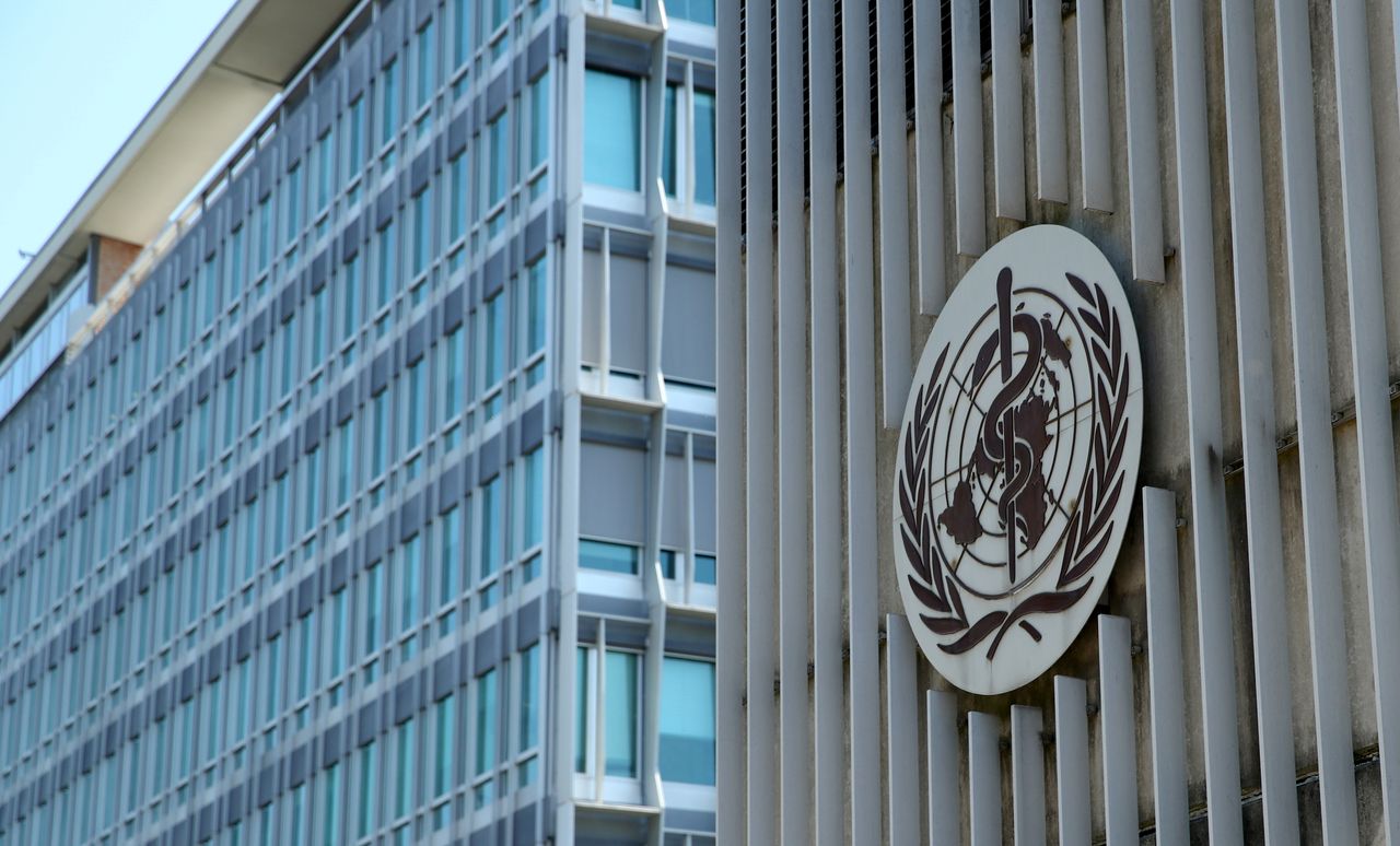 شعار منظمة الصحة العالمية على مقرها في جنيف بصورة من أرشيف رويترز.