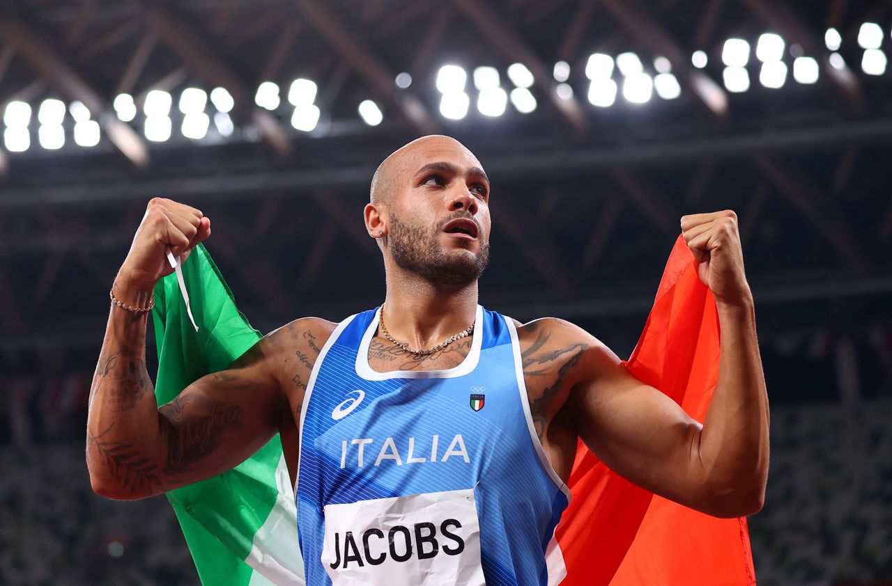 العداء الإيطالي لامونت مارسيل جاكوبس يحتفل عقب فوزه بذهبية 100 متر عدوا في أولمبياد طوكيو في أول أغسطس اب 2021. تصوير:رويترز.
