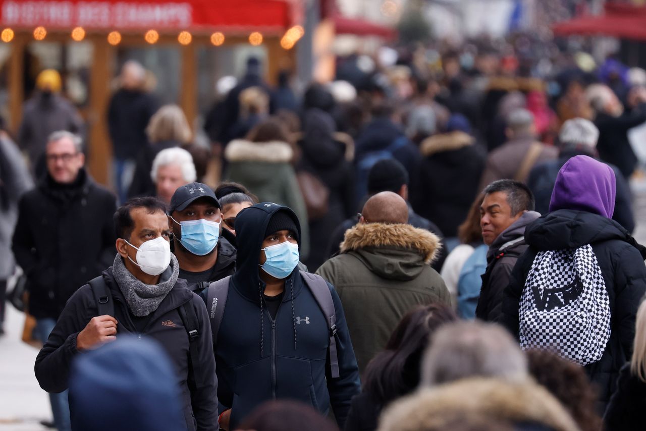أفراد يضعون كمامات للوقاية من فيروس كورونا في باريس يوم الاثنين. تصوير: جونزالو فوينتس - رويترز.