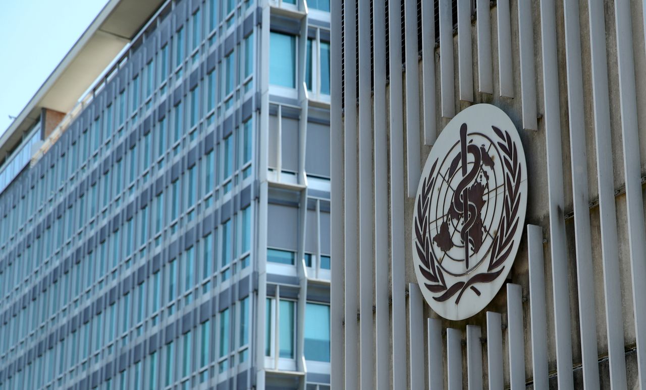 شعار منظمة الصحة العالمية على مقرها في جينيف - صورة من أرشيف رويترز.