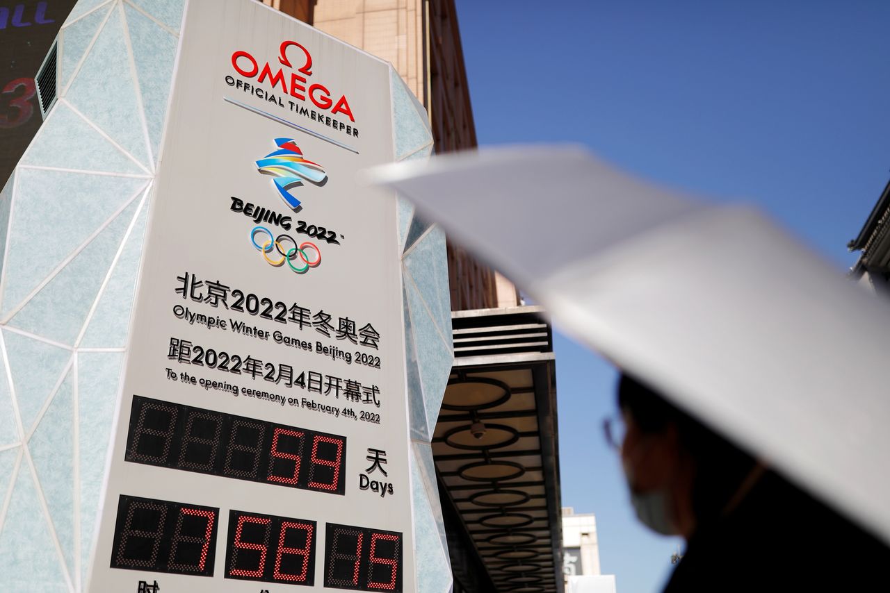 ساعة رقمية تظهر العد التنازلي لانطلاق دورة الألعاب الأولمبية الشتوية في بكين. رويترز