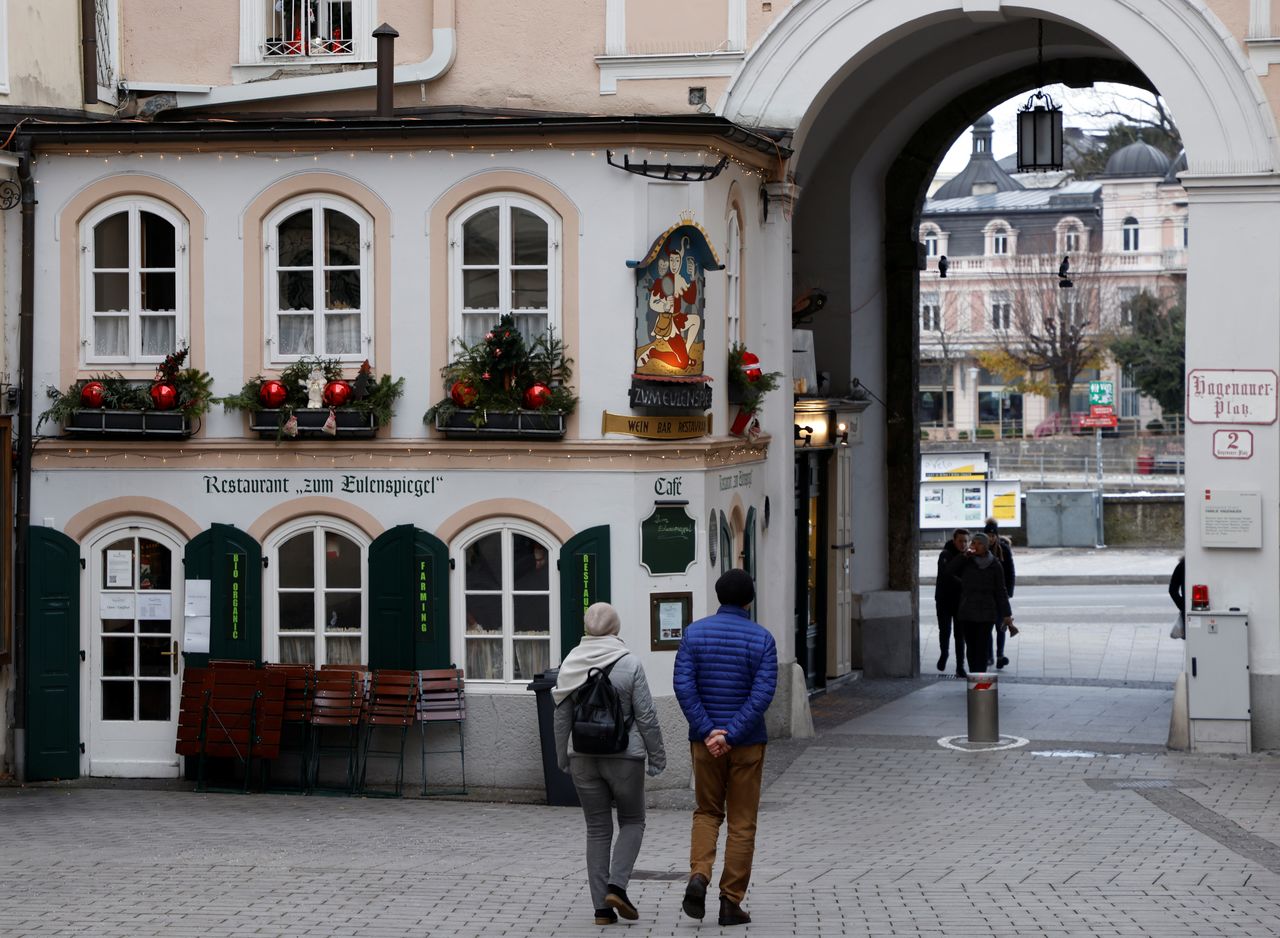 مقهى مغلق بسبب إجراءات للحد من تفشي سلالة فيروس كورونا الجديدة في سالزبورج بالنمسا يوم الأربعاء. تصوير: ليونارد فوجر - رويترز.