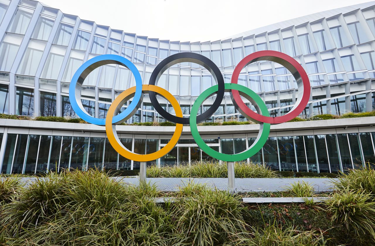 الشعار الأولمبي أمام مقر اللجنة الأولمبية الدولية في لوزان بسويسرا في صورة بتاريخ السابع من ديسمبر كانون الأول 2021. تصوير: دنيس باليبوس - رويترز.