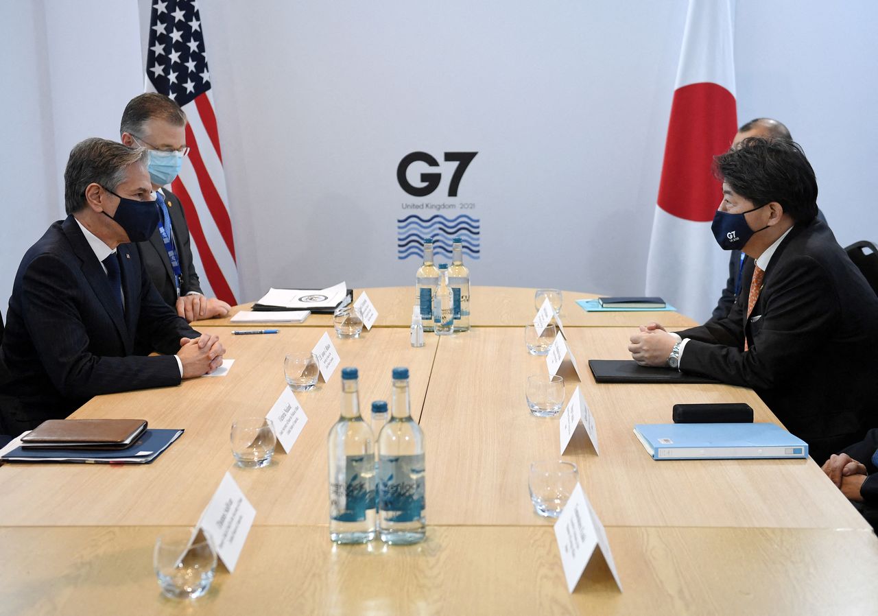 وزير خارجية اليابان يوشيماسا هاياشي ونظيره الأمريكي أنتوني بلينكن خلال اجتماع على هامش اجتماع وزراء خارجية دول مجموعة السبع في مدينة ليفربول بإنجلترا يوم السبت. صورة لرويترز من ممثل لوكالات الأنباء.