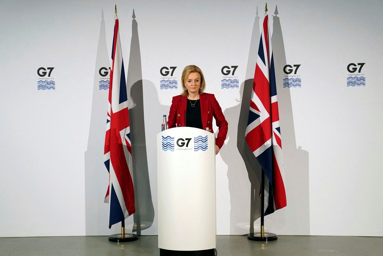 وزيرة الخارجية البريطانية ليز تراس في مؤتمر صحفي في قمة مجموعة الدول السبع الصناعية الكبرى يوم الأحد في صورة لرويترز من ممثل لوكالات الأنباء.