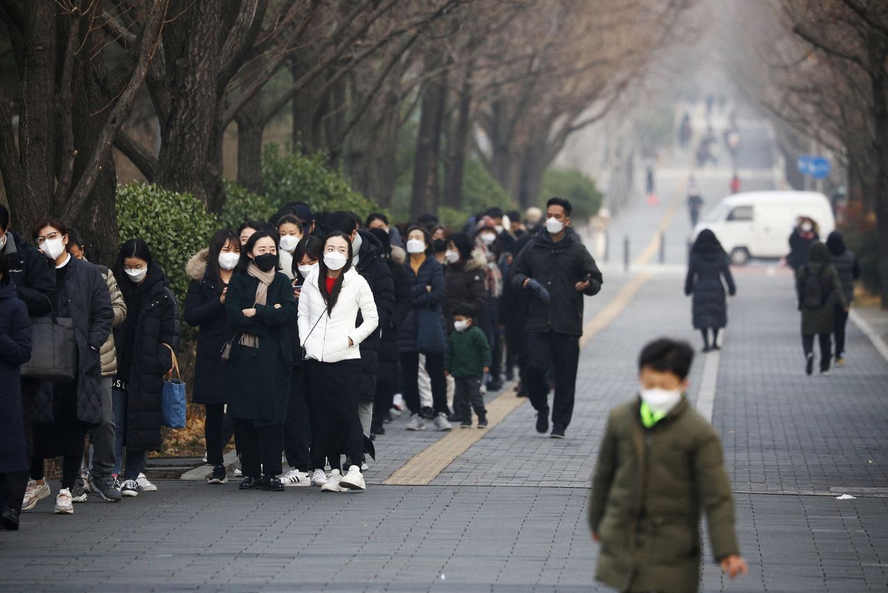 أناس يصطفون في انتظار إجراء اختبار لكوفيد- 19 في سول عاصمة كوريا الجنوبية يوم الأربعاء. تصوير: كيم هونج-جي - رويترز.