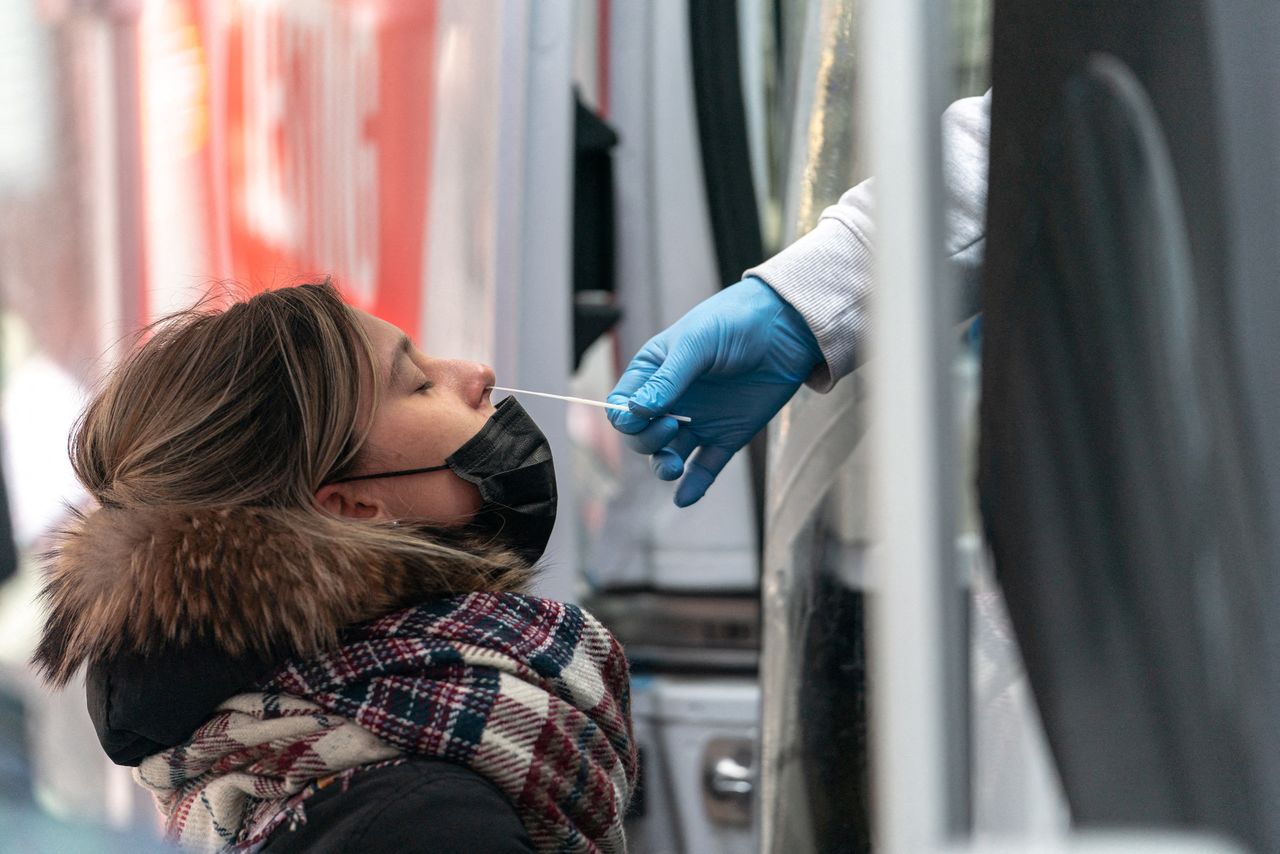 أخذ مسحة من أنف امرأة لإجراء اختبار للإصابة بكوفيد-19 في مكان لإجراء الاختبار في مدينة نيويورك يوم الخميس. تصوير: جينا مون - رويترز.