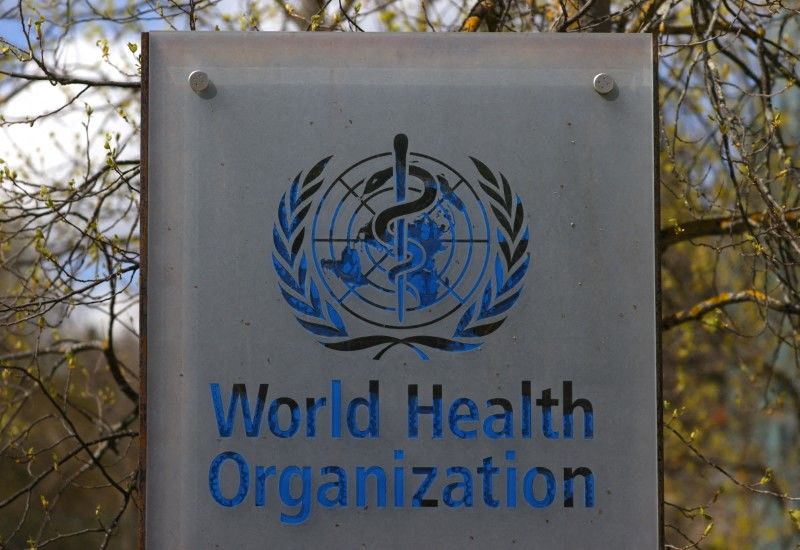شعار منظمة الصحة العالمية خارج مقرها في جنيف في سويسرا يوم6 أبريل نيسان 2021. تصوير: دينيس باليببوس - رويترز.