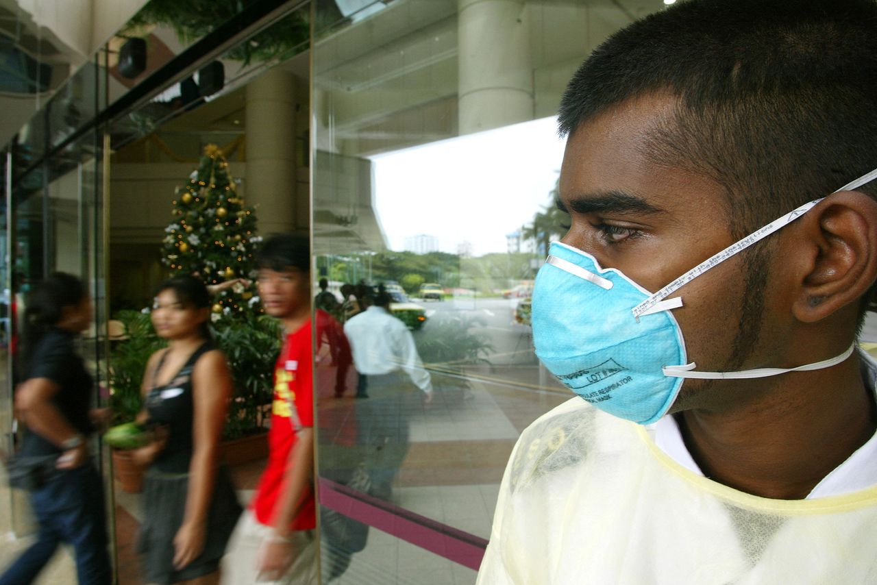 رجل يضع كمامة للوقاية من فيروس كورونا في سنغافورة يوم 18 ديسمبر كانون الأول 2021. تصوير: توماس وايت - رويترز.