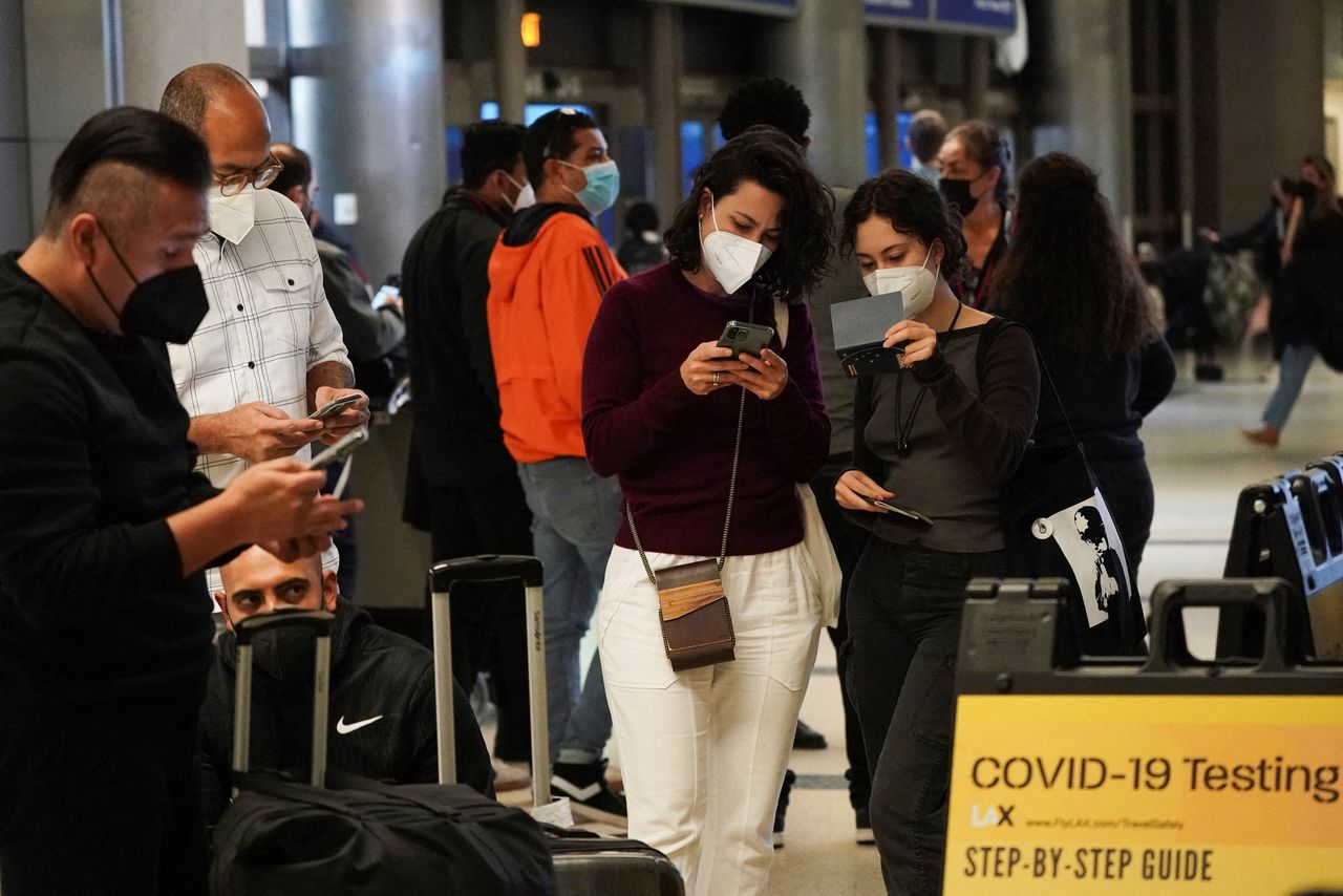 مسافرون ينتظرون إجراء اختبارات لفيروس كورونا في صالة المسافرين في مطار لوس أنجليس الدولي بولاية كاليفورنيا الأمريكية يوم الأربعاء. تصوير: بينج خوان - رويترز.