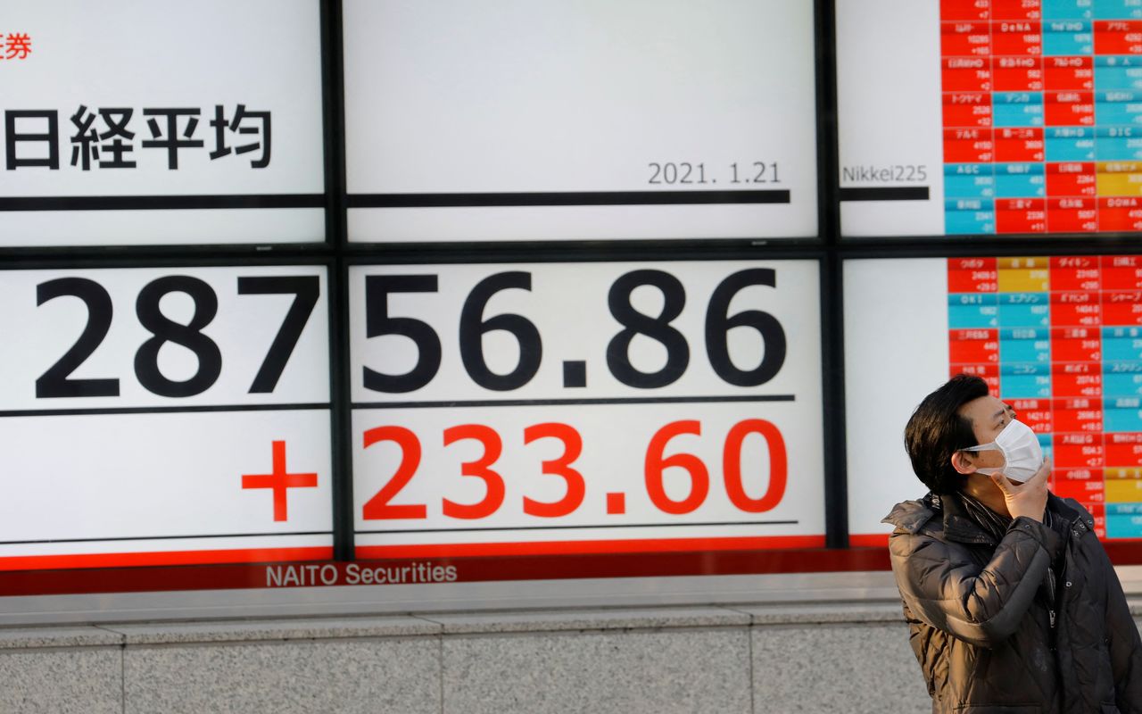 شاشة إلكترونية تعرض متوسط المؤشر نيكي للأسهم اليابانية خارج مكتب للسمسرة في العاصمة طوكيو يوم21 يناير كانون الأول 2021. تصوير: كيم كيونج هون - رويترز.