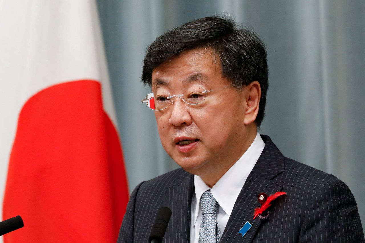 كبير أمناء مجلس الوزراء الياباني هيروكازو ماتسونو يدلي ببيان من مكتبه في العاصمة طوكيو يوم 4 أكتوبر تشرين الأول 2021. تصوير: كيم كيونج هون - رويترز.