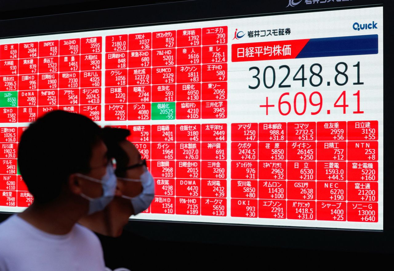 شاشة إلكترونية تعرض بيانات مؤشر نيكي للأسهم اليابانية في طوكيو يوم 24 سبتمبر أيلول 2021. تصوير: كيم كيونج هون - رويترز.