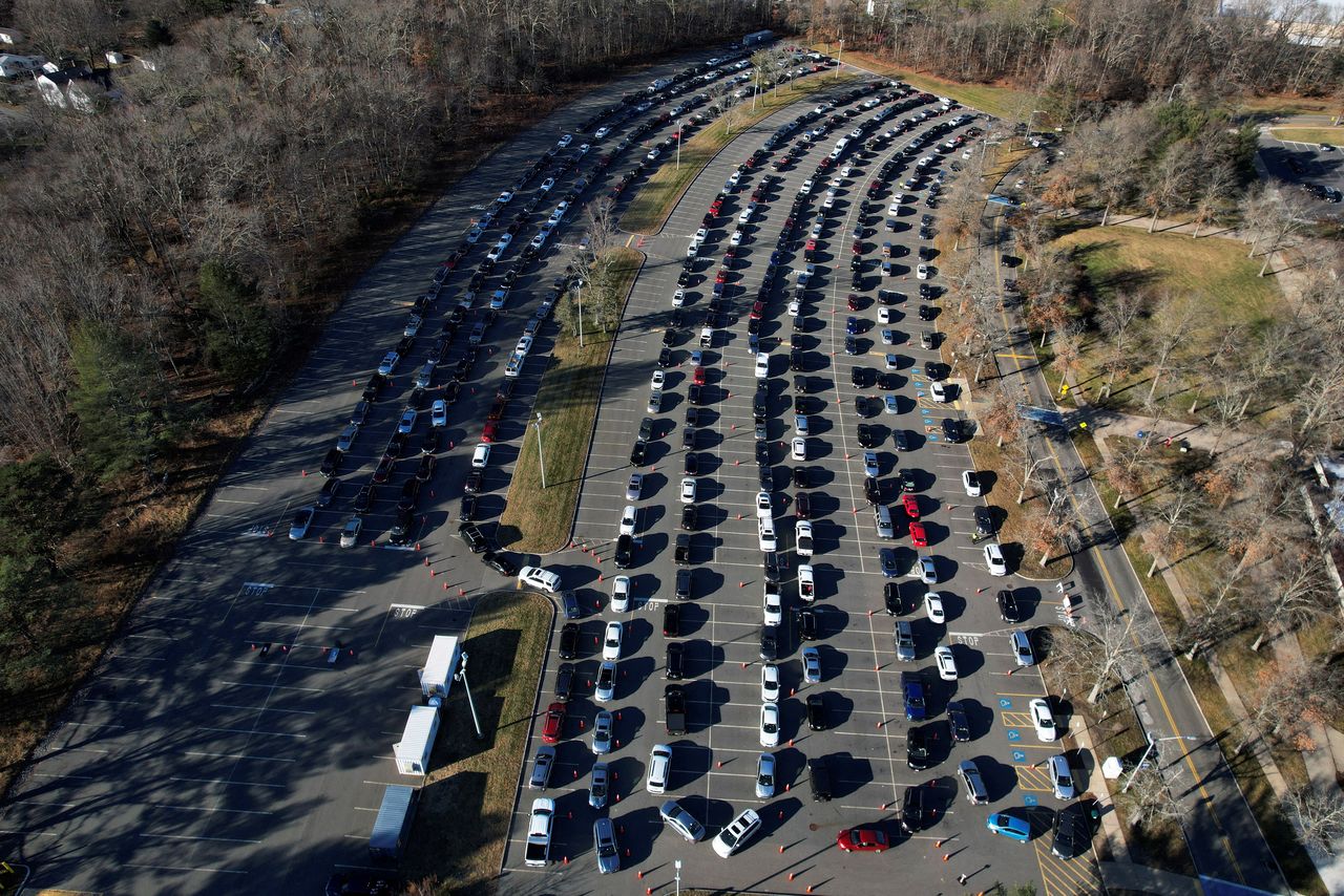 سيارات تصطف في طوابير طويلة انتظارا لفحص خاص بفيروس كورونا في بروكتون بولاية ماساتشوستس الأمريكية يوم الثلاثاء. تصوير:رويترز.