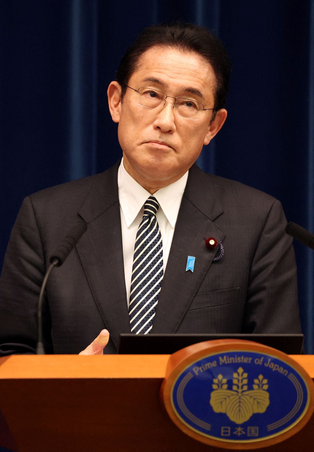 رئيس وزراء اليابان فوميو كيشيدا يتحدث لوسائل إعلام في المقر الرسمي لإقامته في طوكيو يوم 21 ديسمبر كانون الأول 2021. صورة لرويترز من ممثل لوكالات الأنباء.