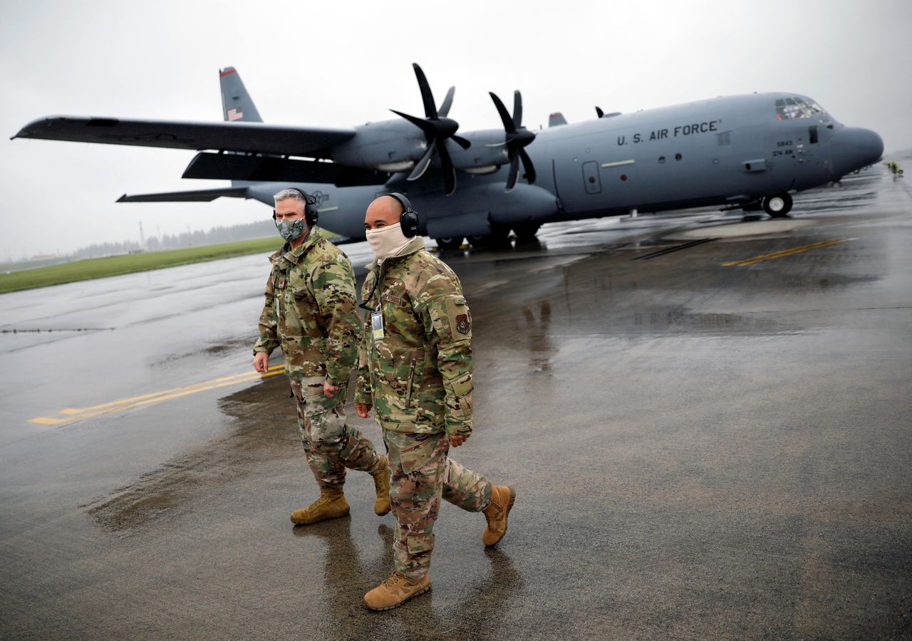 جنود أمريكيون يرتدون أقنعة واقية للوجه أمام طائرات النقل C-130 خلال مناورة عسكرية وسط تفشي مرض فيروس كورونا، في قاعدة يوكوتا الجوية الأمريكية في فوسا، على مشارف طوكيو، اليابان، 21 مايو/ أيار، 2020.رويترز/ إيسى كاتو.