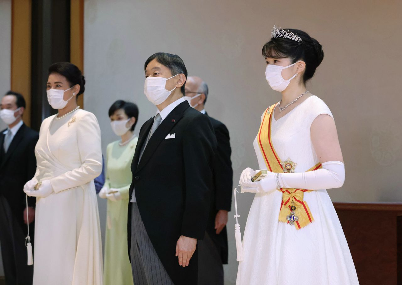 الأميرة آيكو (إلى اليمين) مع والديها والإمبراطور ناروهيتو والإمبراطورة ماساكو، في حفل أقيم في القصر الإمبراطوري في طوكيو في 5 ديسمبر/كانون الأول عام 2021 (حقوق الصورة لجيجي برس).