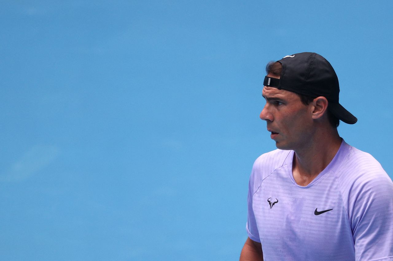 لاعب التنس الإسباني رفائيل نادال اثناء التدريب في ملبورن باستراليا يوم الأربعاء. تصوير لورين إليوت - رويترز.