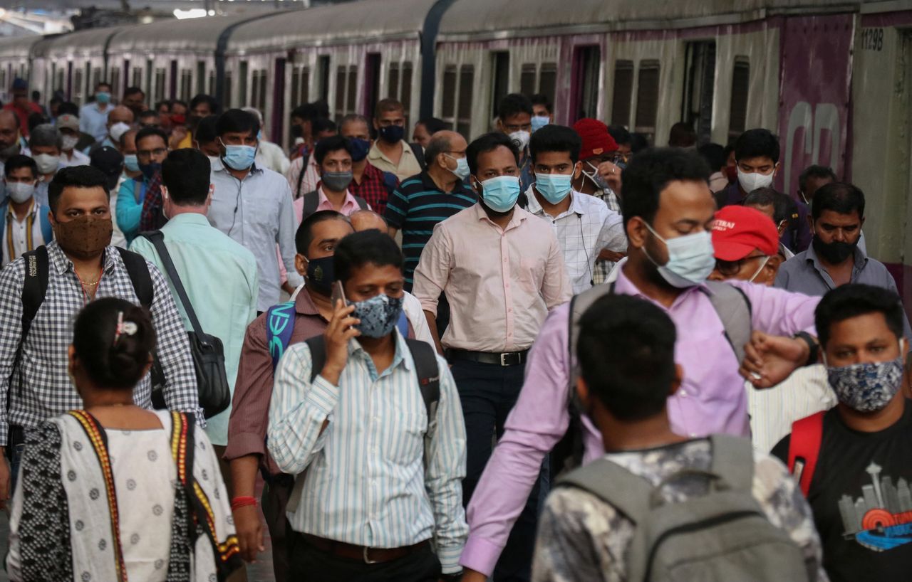 أفراد يضعون كمامات للوقاية من فيروس كورونا في مومباي يوم 29 نوفمبر تشرين الثاني 2021. تصوير: نيهاريكا كولكامي - رويترز.