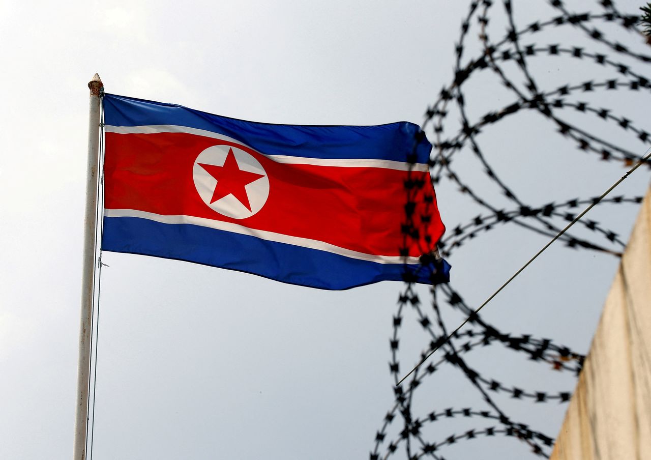 علم كوريا الشمالية قرب سياج شائك على سفارة البلاد في كولالمبور في صورة من أرشيف رويترز.