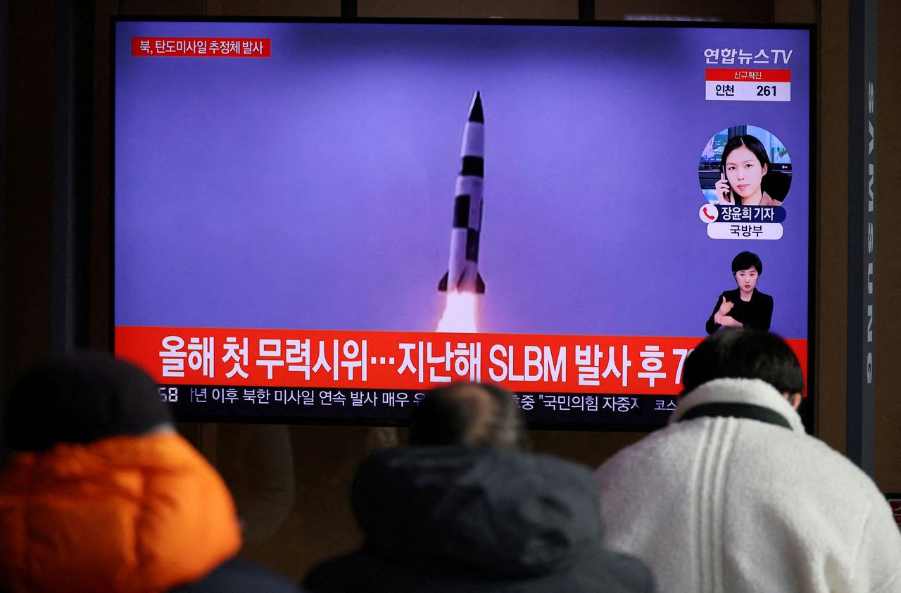 أشخاص يتابعون بثا تلفزيونيا في سول عاصمة كوريا الجنوبية لتقرير إخباري عن إطلاق كوريا الشمالية صاروخا يوم الأربعاء. تصوير: كيم هونج-جي - رويترز.