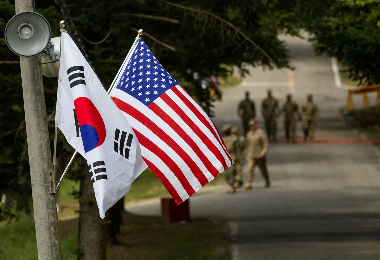العلمان الكوري الجنوبي والأمريكي بجانب بعضهما البعض في يونغين في كوريا الجنوبية في صورة من أرشيف رويترز.