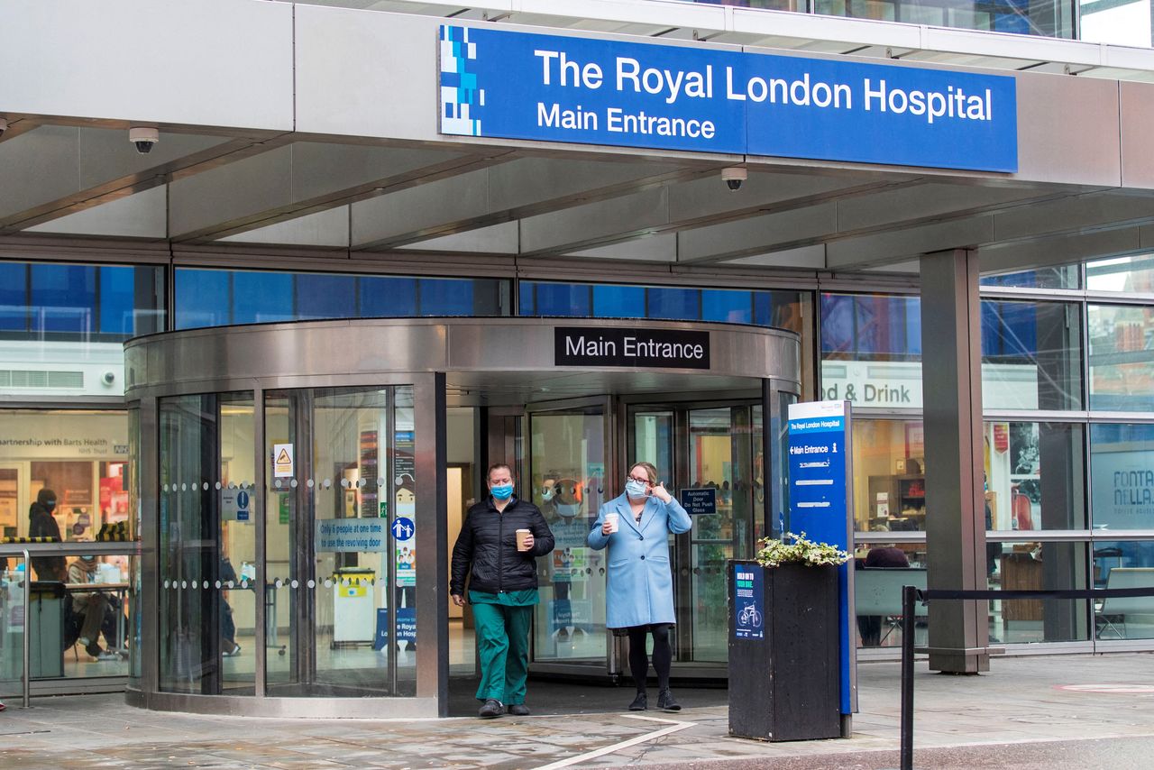 اثنان من أفراد الطواقم الطبية يضعان كمامات خارج مستشفى لندن الملكي يوم 31 ديسمبر كانون الأول 2021. تصوير: ماي جيمس - رويترز.