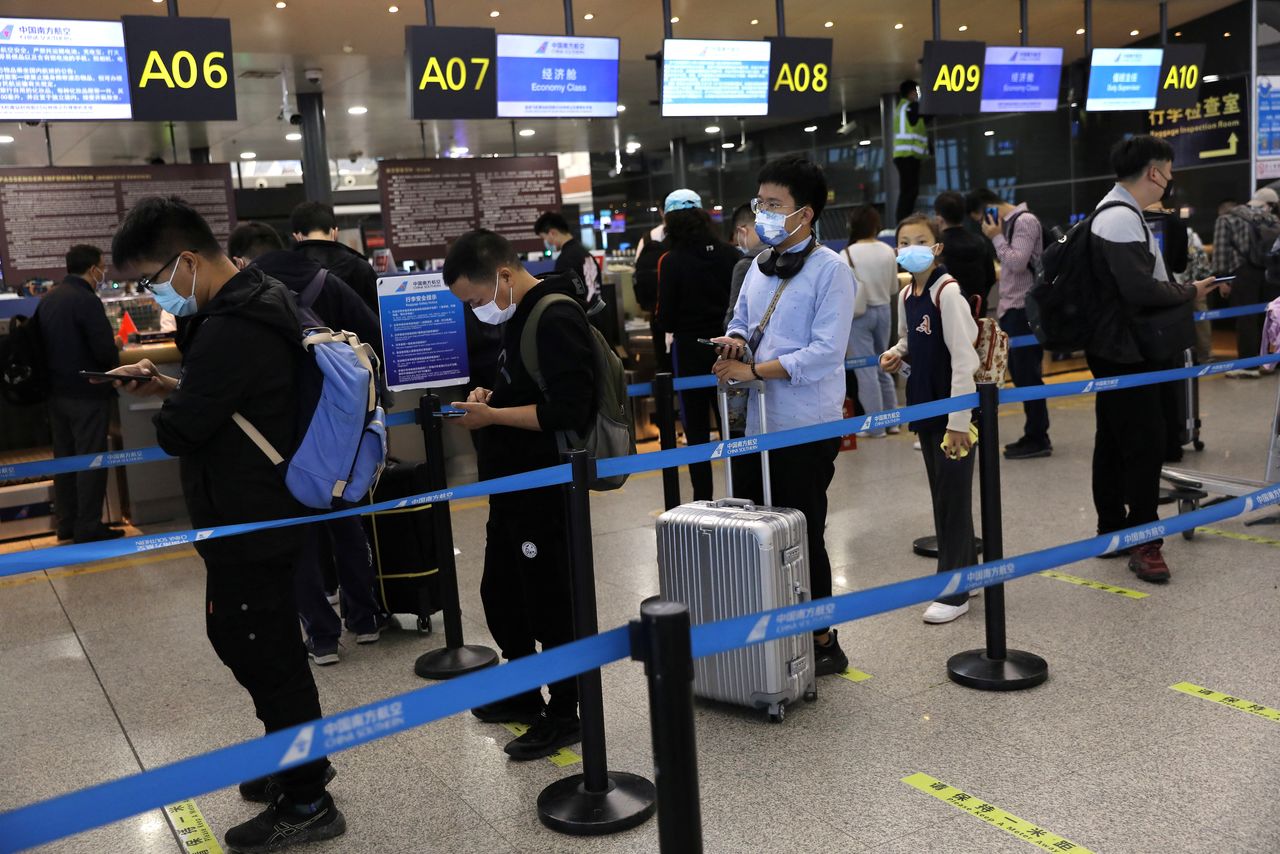 مسافرون في أحد مطارات الصين. رويترز