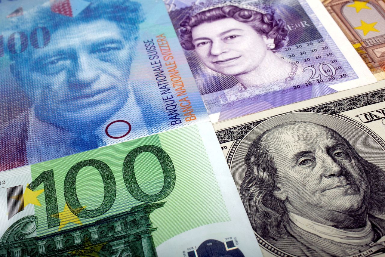 صورة من أرشيف رويترز تضم أوراقا مالية من الدولار والفرانك السويسري والجنيه الاسترليني واليورو في وارسو.