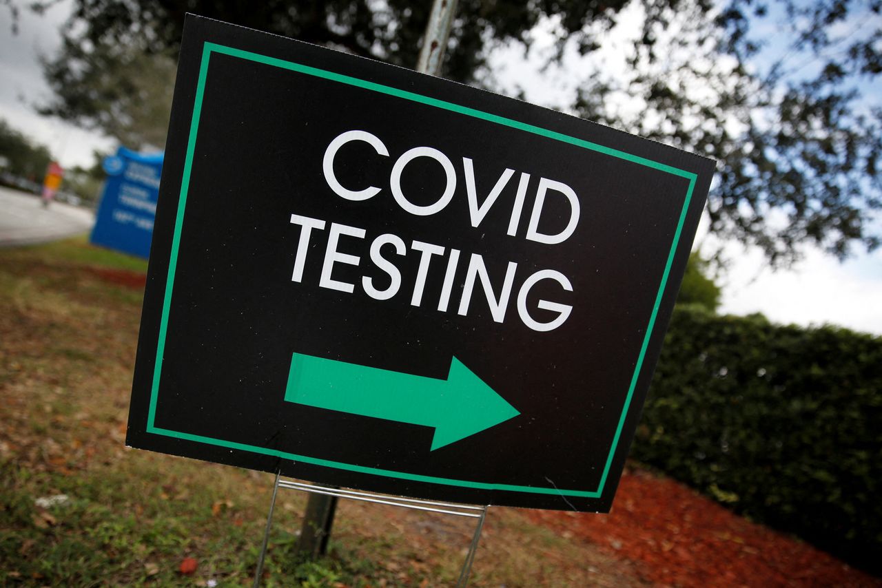 لافتة عند مركز اختبار للكشف عن فيروس كورونا في ميامي بفلوريدا يوم الثلاثاء. تصوير:رويترز.