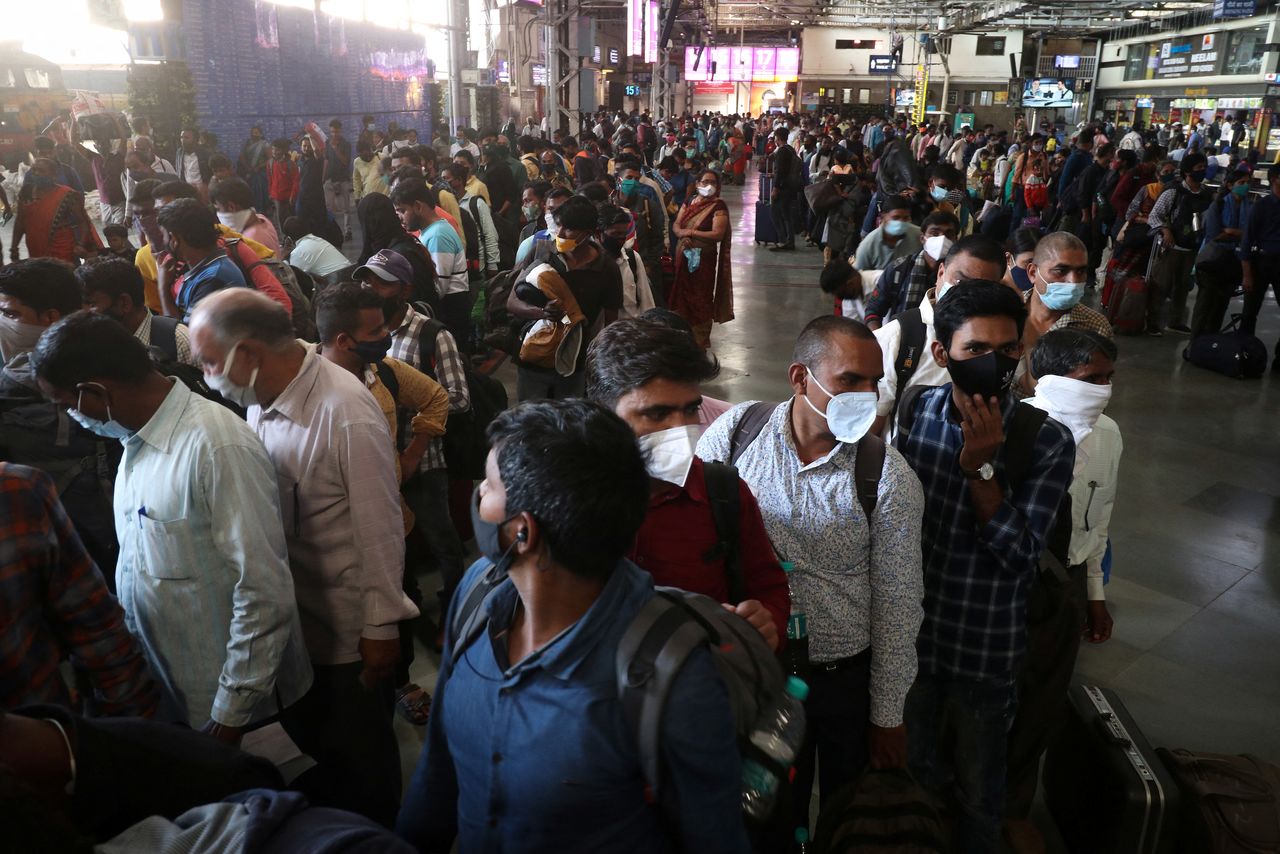 أشخاص يضعون كمامات في محطة قطارات بمومباي يوم 29 نوفمبر تشرين الثاني 2021. تصوير: نيهاريكا كولكارني - رويترز