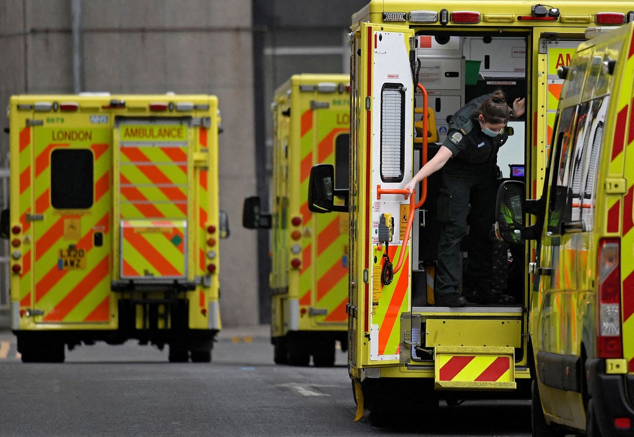 عامل في المجال الصحي يغلق باب سيارة الاسعاف خارج مستشفى لندن الملكي في العاصمة البريطانية يوم 7 يناير كانون الثاني 2022. تصوير:رويترز.
