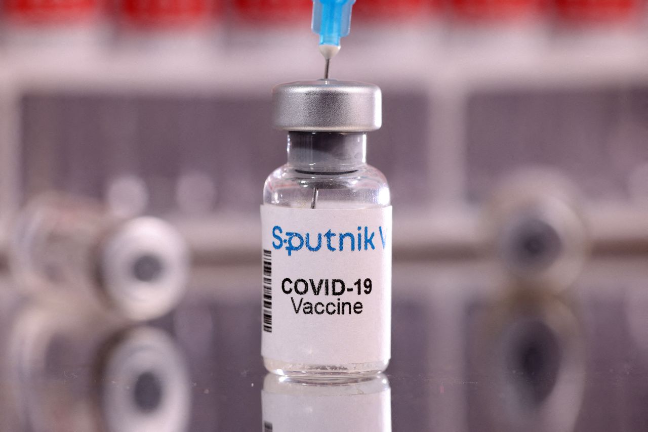 قنينة تحتوي على لقاح سبوتنيك في. المضاد لكوفيد-19 في صورة بتاريخ 16 يناير كانون الثاني 2022. تصوير: دادو روفيتش - رويترز.