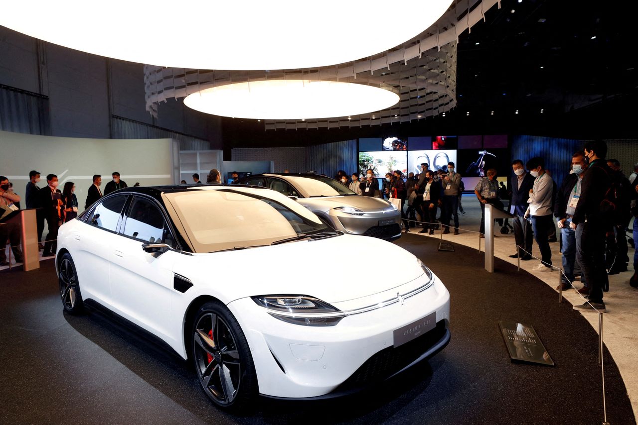 عرض سيارات سوني Sony Vision-S 01 وسوني Vision-S 02 الكهربائية خلال معرض CES 2022 في مركز مؤتمرات لاس فيغاس في لاس فيغاس، نيفادا، الولايات المتحدة في 5 يناير/ كانون الثاني 2022. رويترز / ستيف ماركوس.