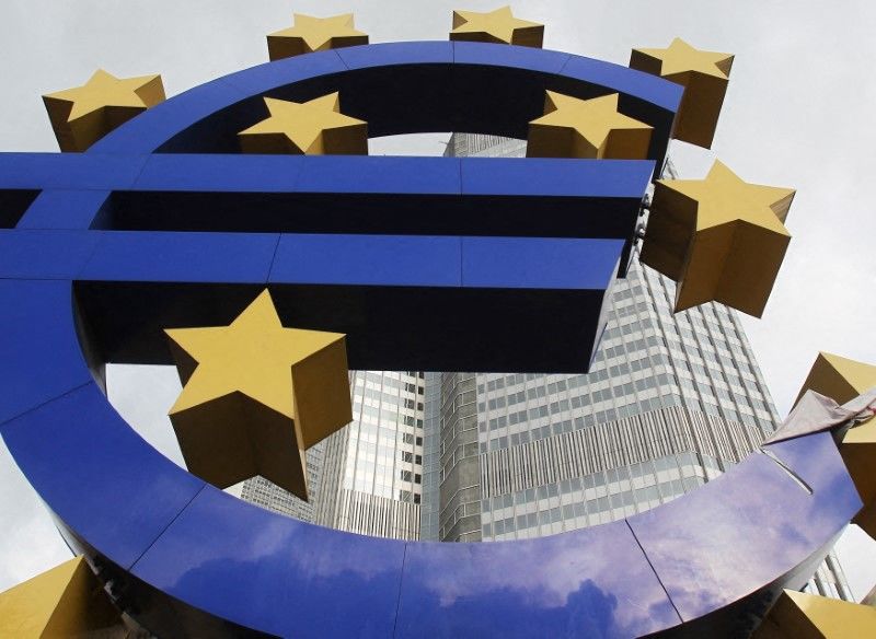 مجسم لشعار اليورو خارج مقر البنك المركزي الأوروبي في فرانكفورت - صورة من أرشيف رويترز.