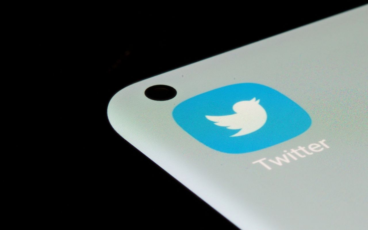 شعار تطبيق تويتر على هاتف محمول. رويترز