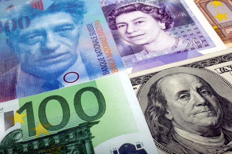 عملات ورقية من الدولار الأمريكي والفرنك السويسري والجنيه الاسترليني واليورو في صورة من أرشيف رويترز.