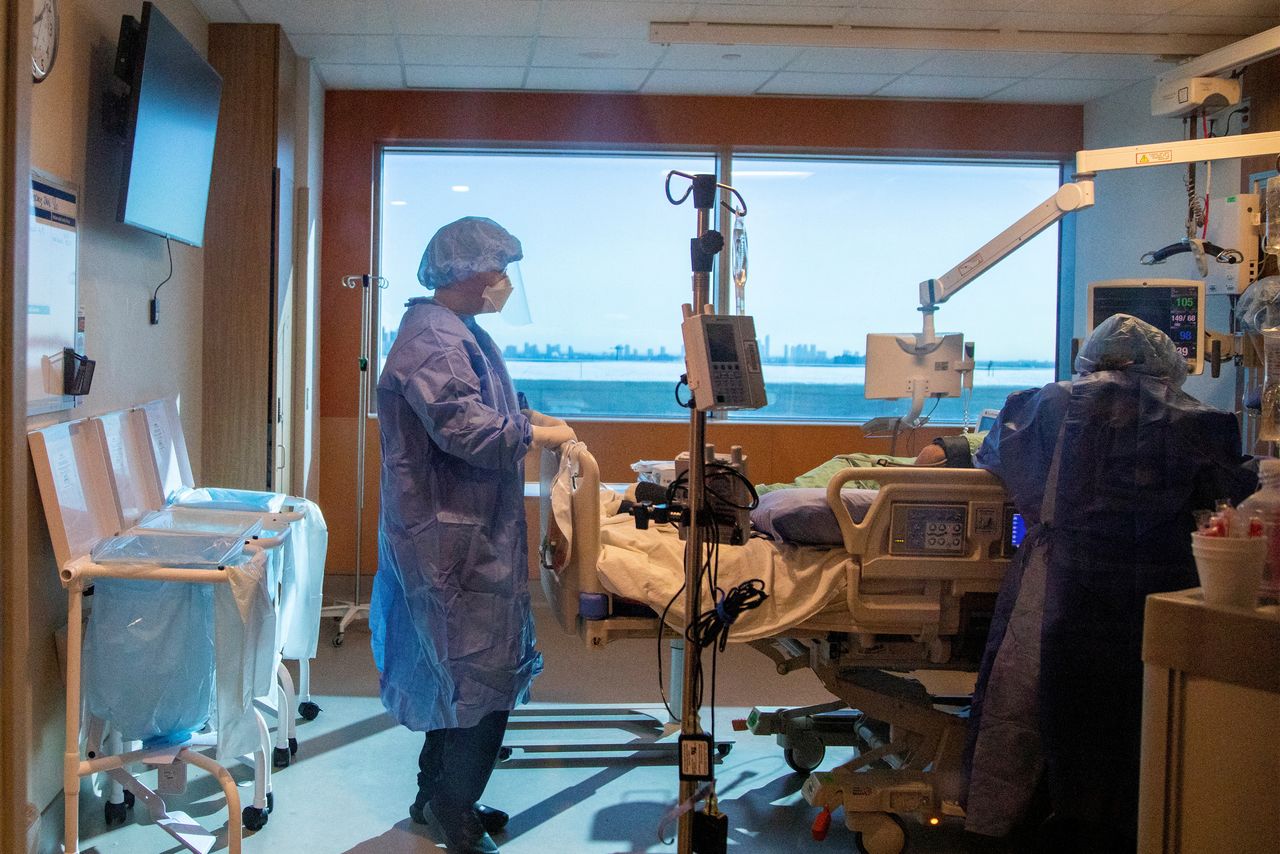 يتحدث طبيب وحدة العناية المركزة جيمي سبيجلمان إلى مريض مصاب بفيروس كورونا حيث يواصل المتحور أوميكرون الضغط على مستشفى Humber River في تورونتو، أونتاريو، كندا ، 20 يناير/ كانون الثاني 2022. رويترز.