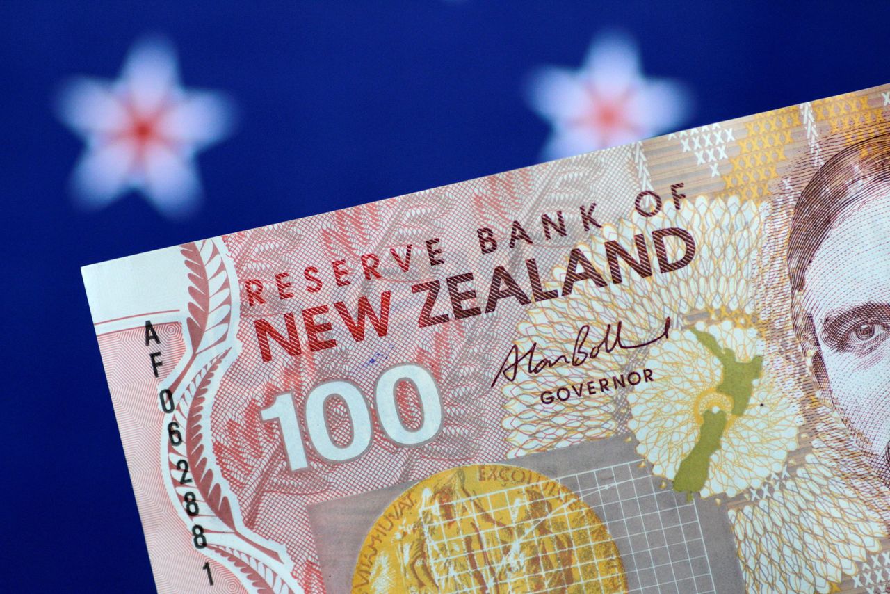 عملة ورقية فئة 100 دولار نيوزيلندي في صورة من أرشيف رويترز.